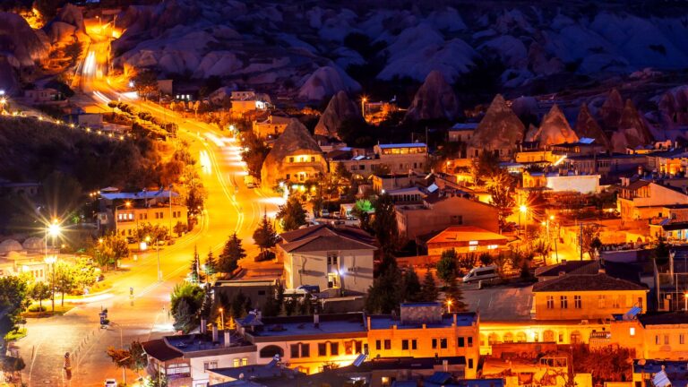 Mueren tres personas tras el derrumbe de una chimenea de hadas en Capadocia