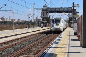 Renfe mantiene sin fecha la retirada del tren incendiado en la línea AVE Madrid-Barcelona