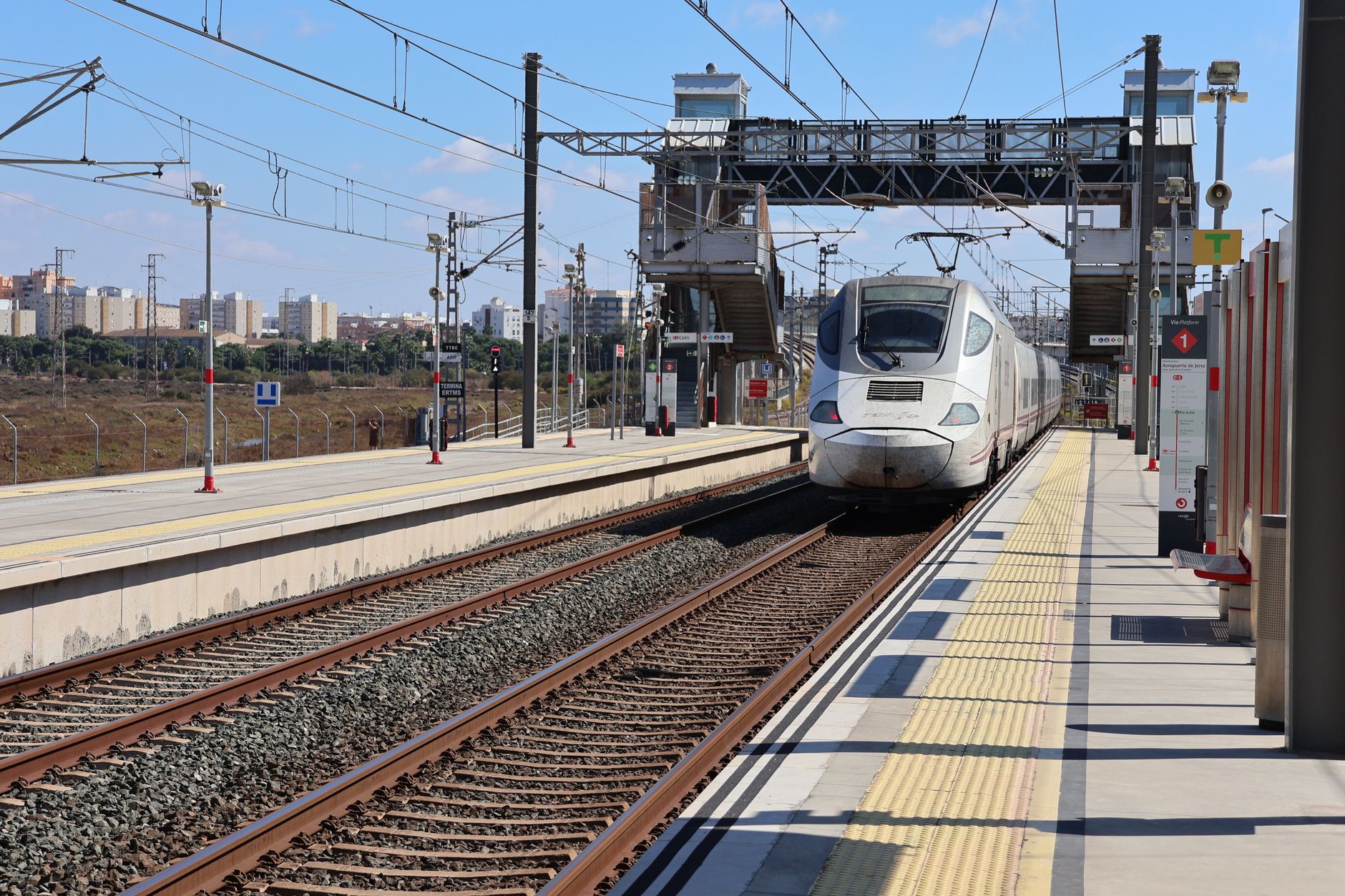 Renfe mantiene sin fecha la retirada del tren incendiado en la línea AVE Madrid-Barcelona
