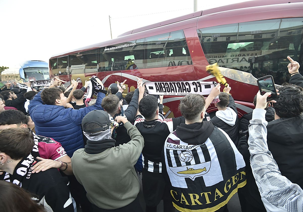 Solo 33 aficionados del Real Murcia retiran entradas para el derbi mientras el Cartagena roza las 7.000 vendidas