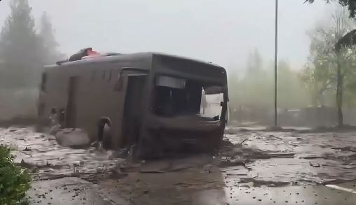 Un aluvión arrastra vehículos y autobuses tras las intensas lluvias en el este de Santiago de Chile