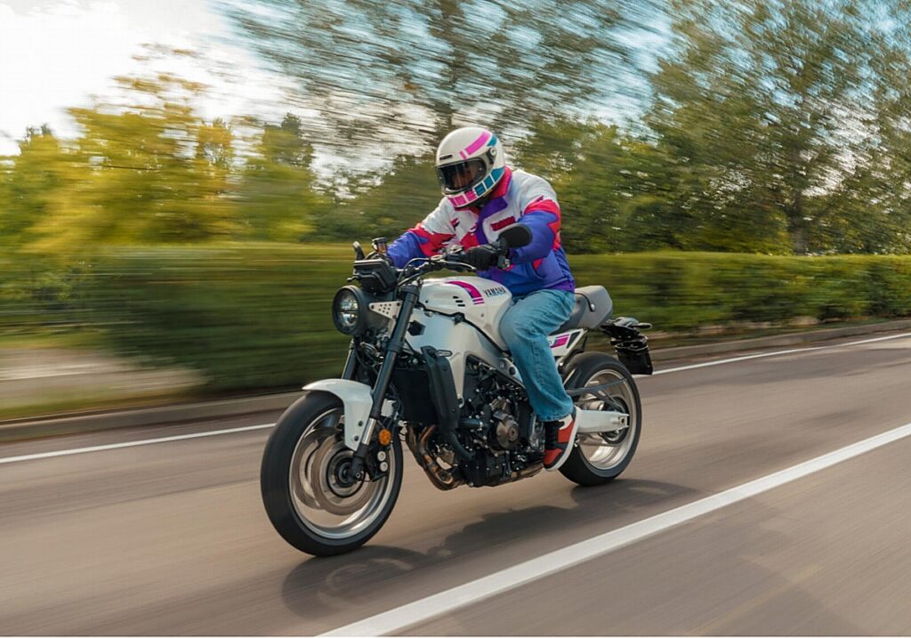 Yamaha XSR900 2027: estética noventera con la decoración Neon White
